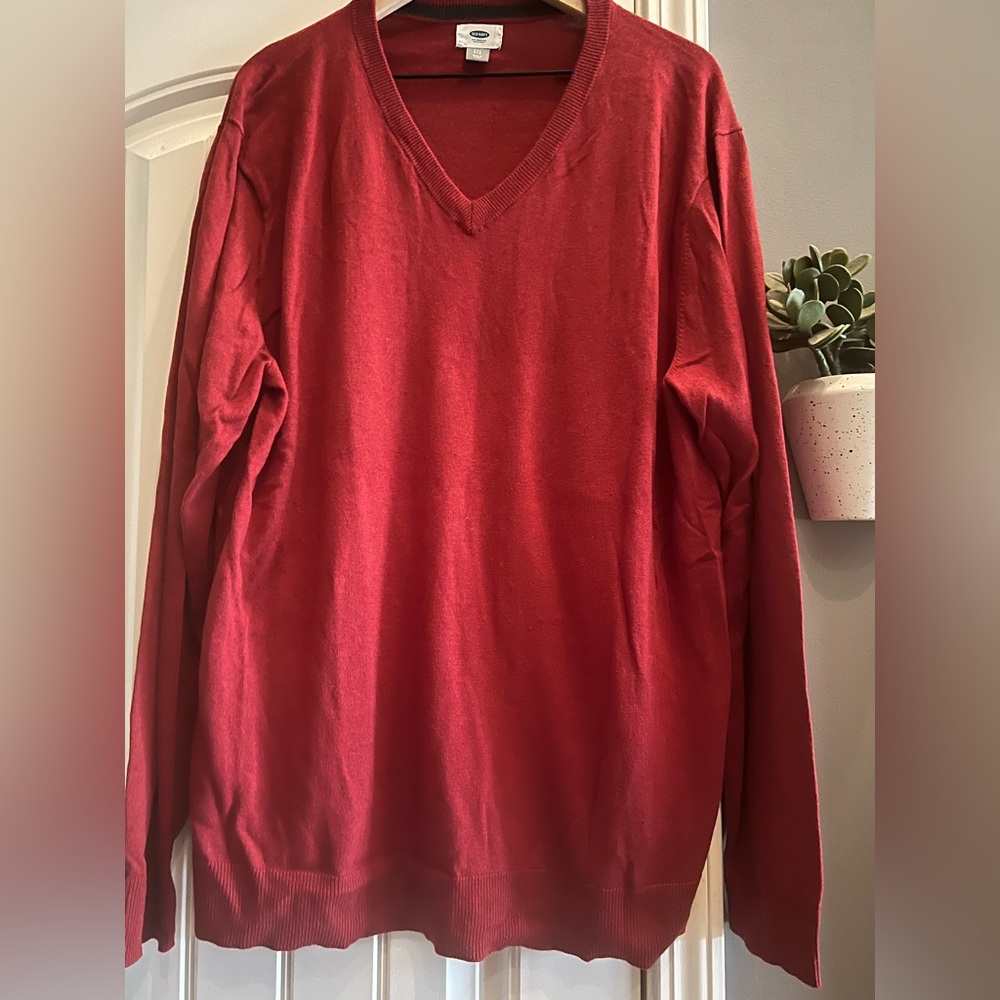Men’s v-neck sweater